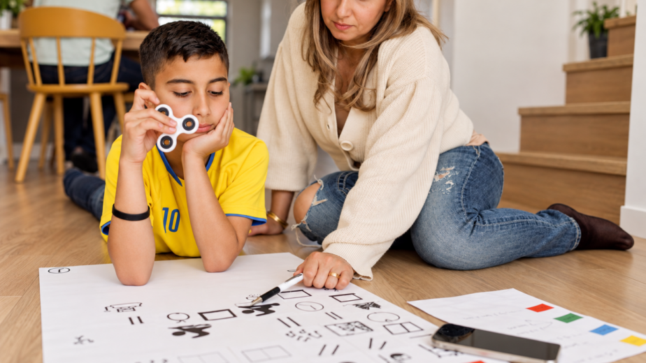 Attività creativa tra madre e figlio