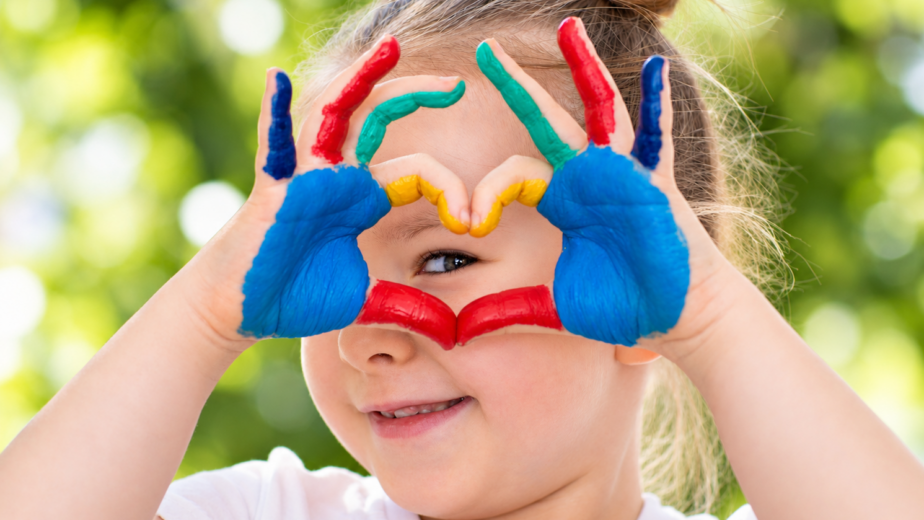 Bimba con mani dipinte a cuore