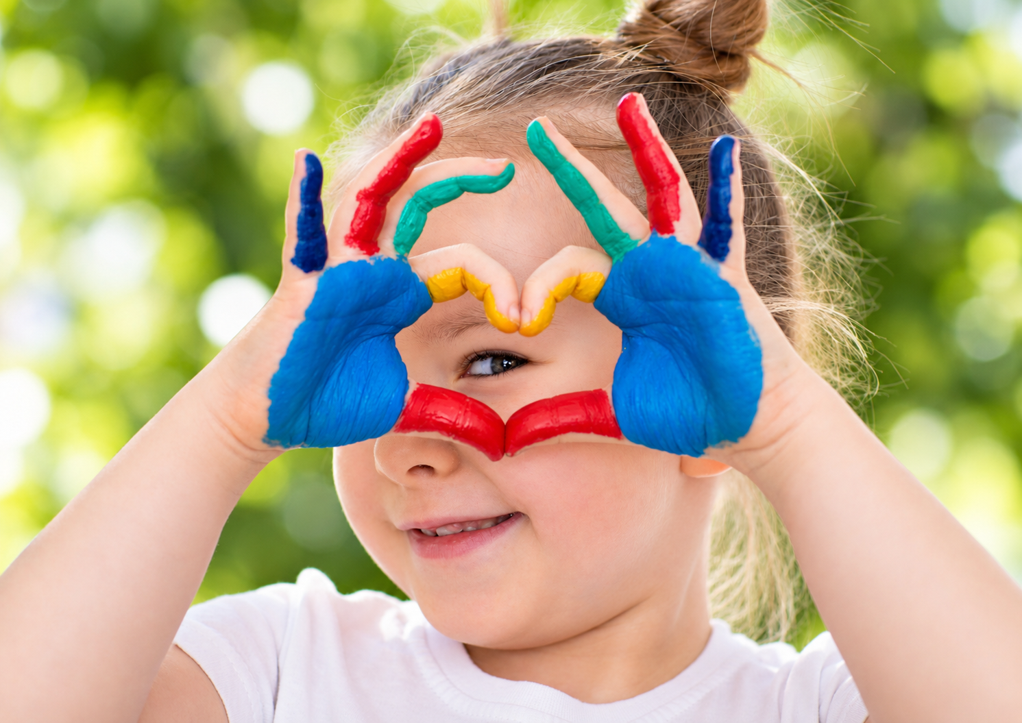 Bimba con mani dipinte a cuore