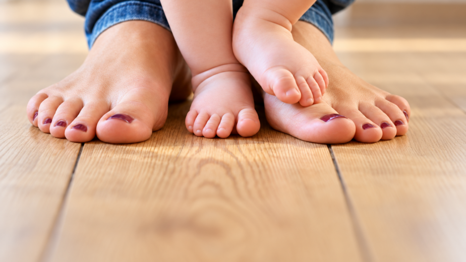 Piedini insieme sul parquet