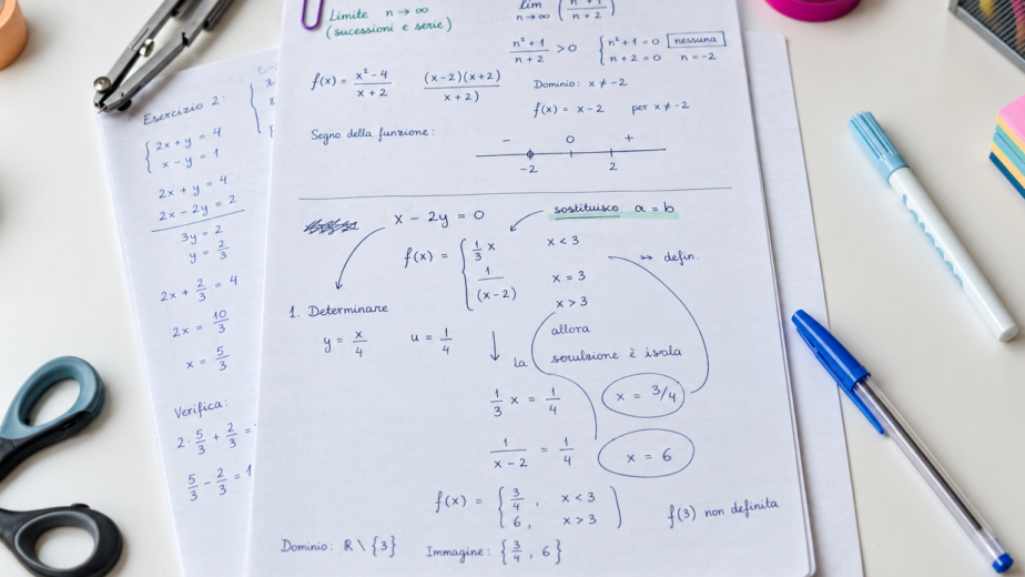 Studio di matematica su scrivania luminosa