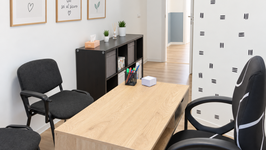 Studio moderno e accogliente con scrivania in legno