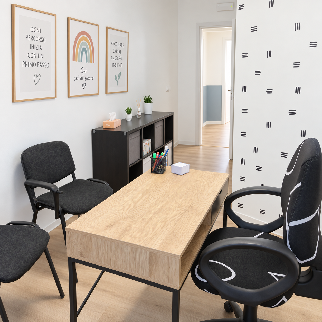 Studio moderno e accogliente con scrivania in legno